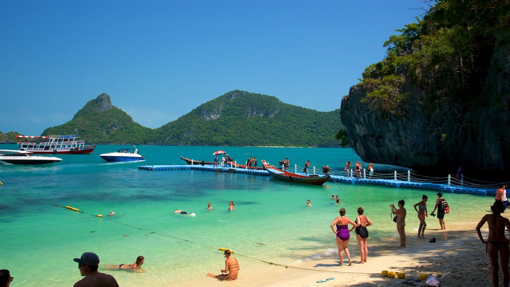 Koh Samui caracterizando montanhas, natação e uma praia