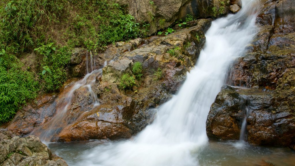 Cachoeira Namuang mostrando uma cachoeira