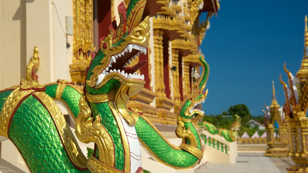 Temple Wat Plai Laem qui includes patrimoine historique