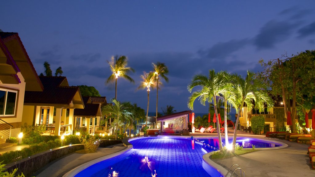 Ko Samui mostrando piscina y escenas de noche