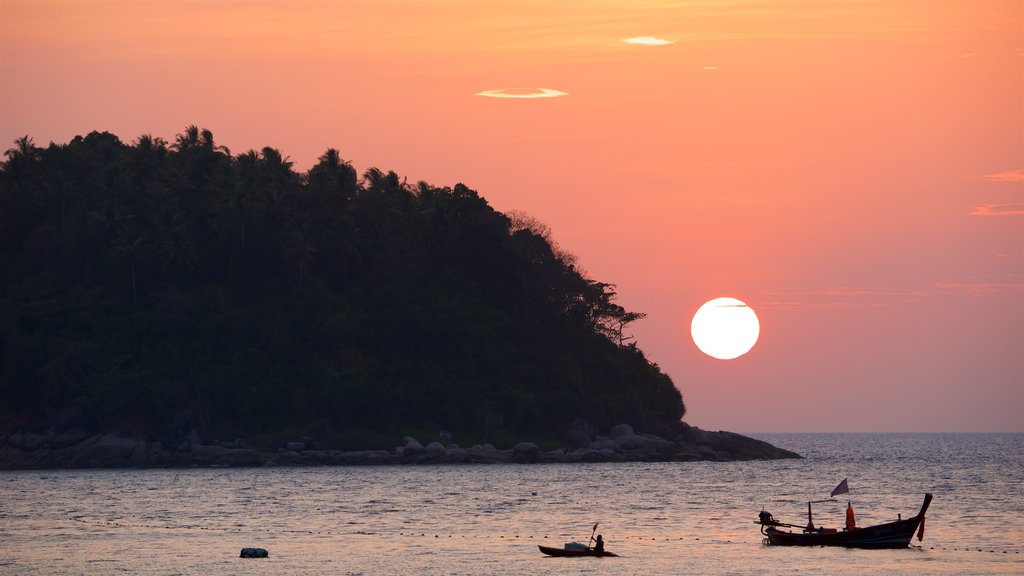 Phuket welches beinhaltet allgemeine Küstenansicht und Sonnenuntergang