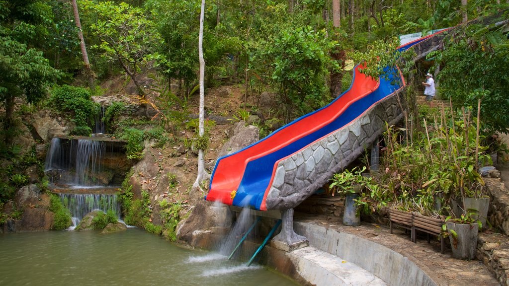 Wasserfall Na Muang mit einem Spielplatz, See oder Wasserstelle und Waldmotive