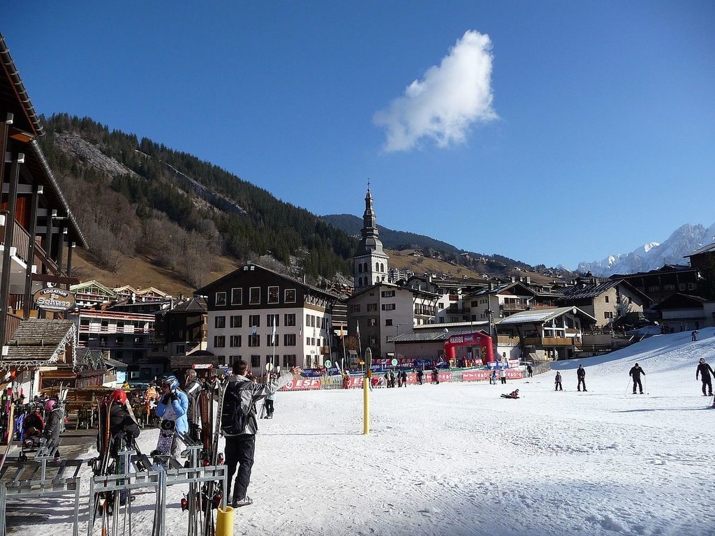 La_Clusaz_-_En_bas_des_pistes_-_depuis_le_Chemin_des_Riffroids_-_panoramio.jpg?1575969890