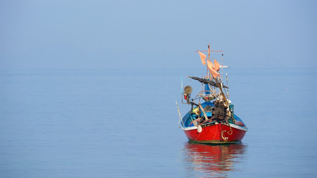 Muelle de Nathon ofreciendo botes y una bahía o un puerto