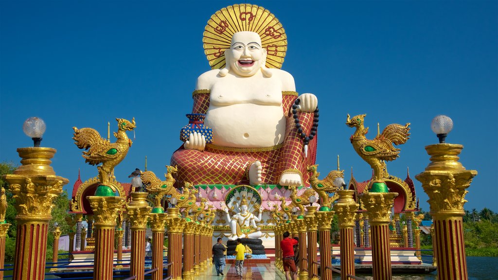 Wat Plai Laem mostrando un templo o sitio de culto y también un pequeño grupo de personas