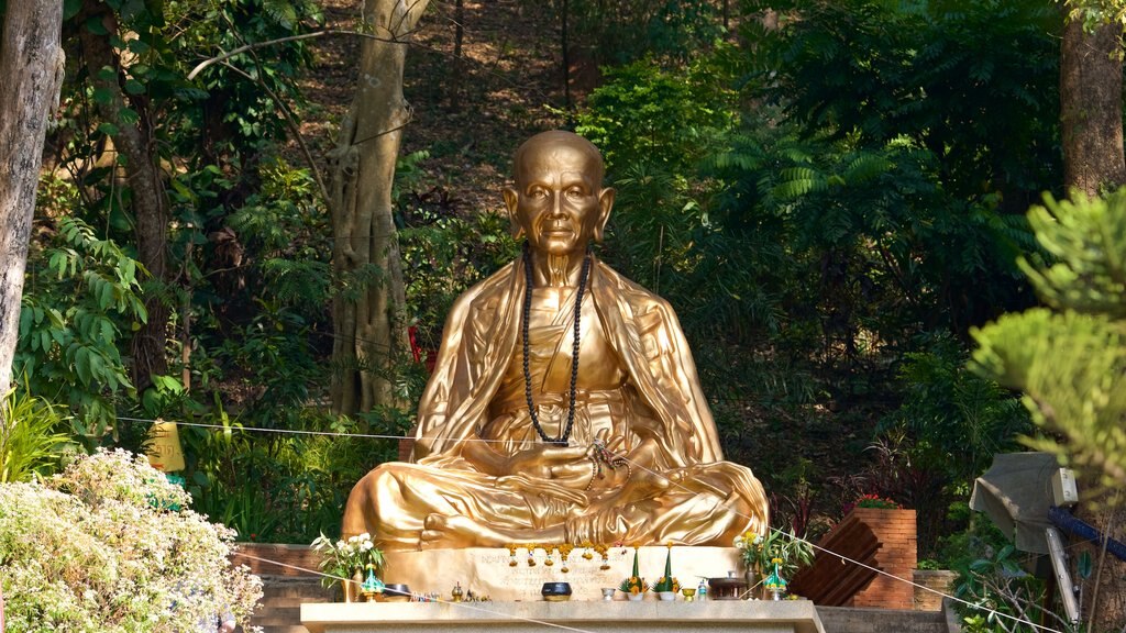 Wat Phrathat Doi Suthep que inclui elementos religiosos e uma estátua ou escultura