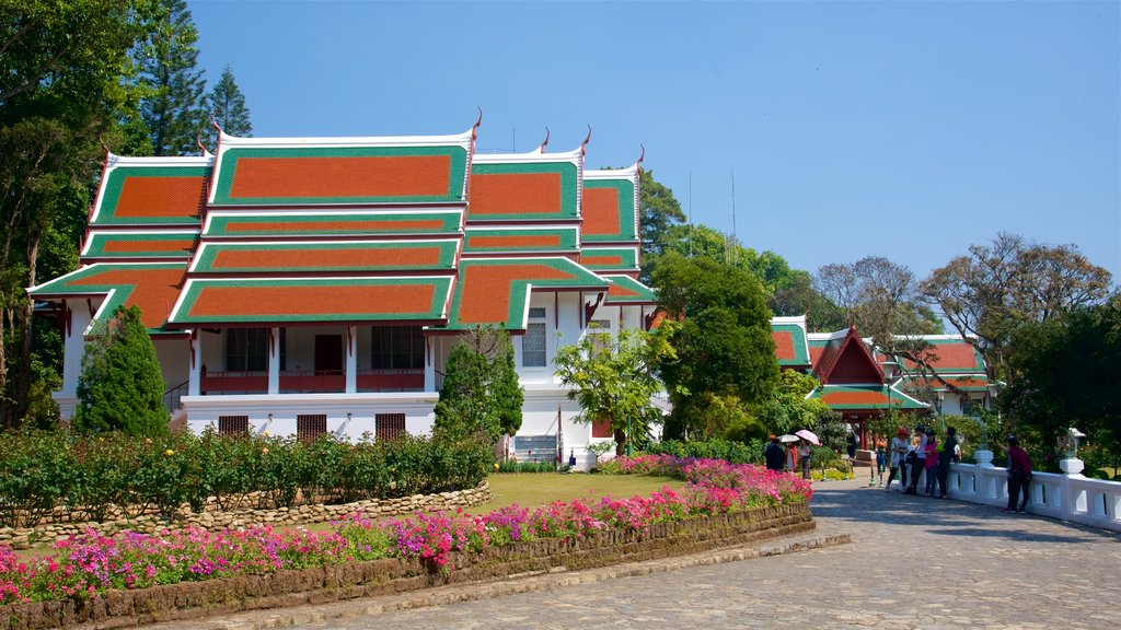 Palacio de Bhuping mostrando un castillo y un parque y también un grupo pequeño de personas