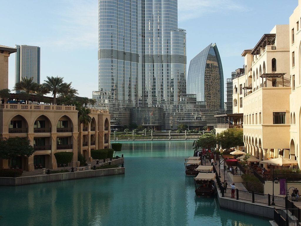 1440px-Souk_Al_Bahar___Downtown_Dubai_%2815691803028%29.jpg?1576685479