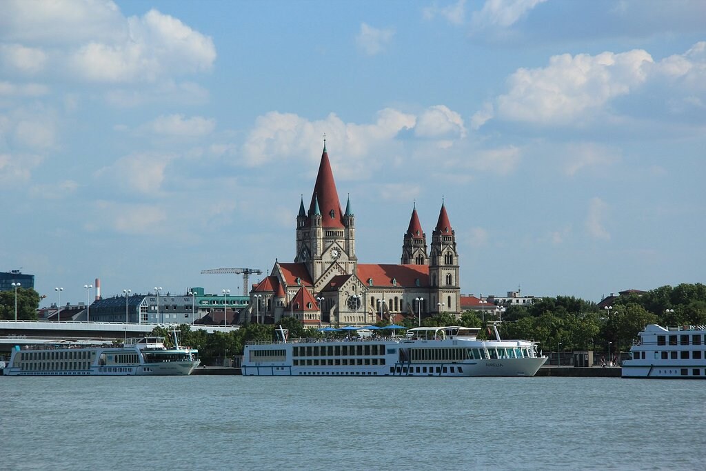 1620px-Danube-Vienna_2955.jpg?1576689563