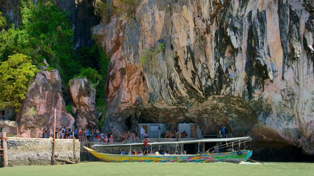 Isla Khao Phing Kan mostrando paseos en lancha, costa escarpada y un barranco o cañón