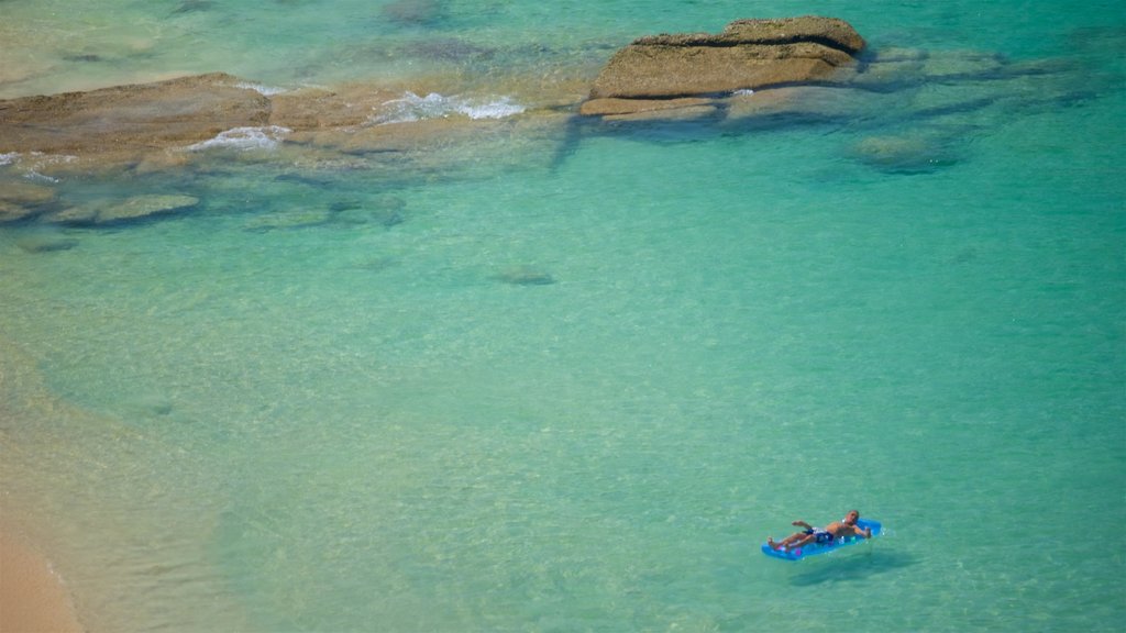 Phuket mostrando uma baía ou porto, litoral acidentado e uma praia