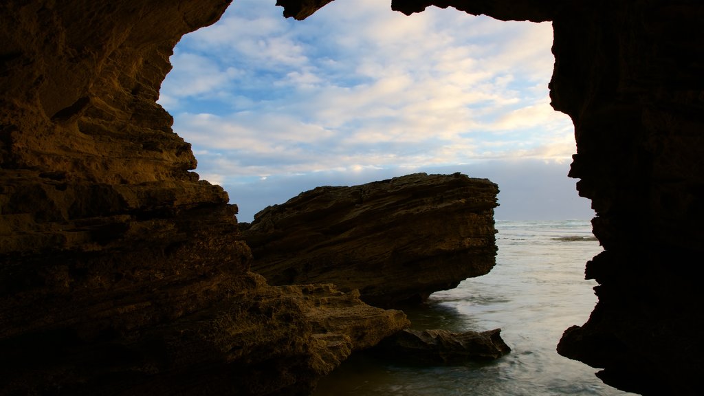 Great Ocean Road que incluye vistas generales de la costa, una puesta de sol y costa escarpada