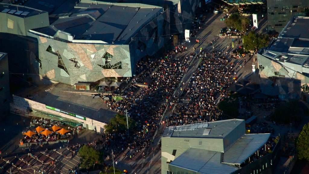 Eureka Tower caracterizando uma cidade assim como um grande grupo de pessoas