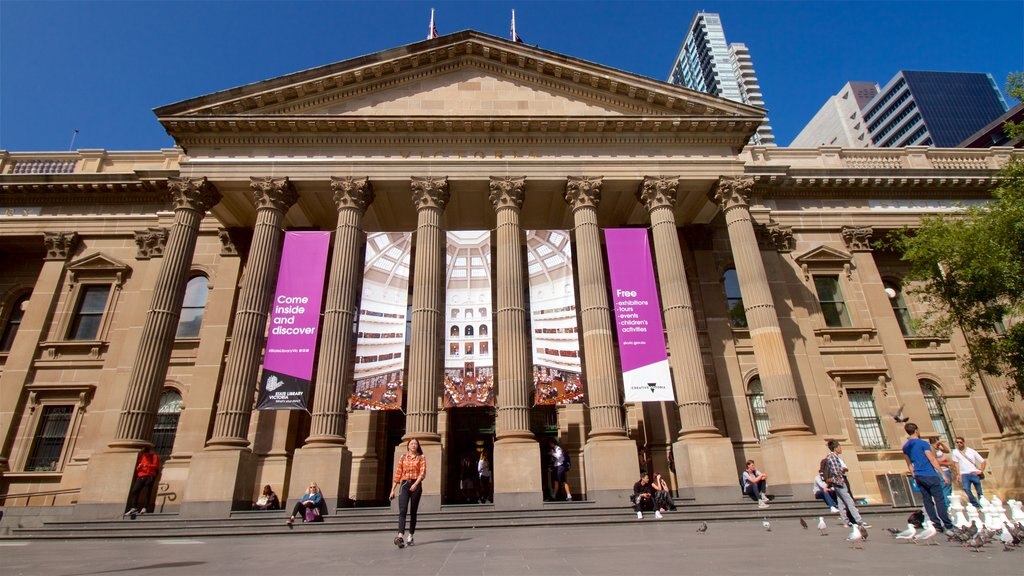 Biblioteca di Stato di Victoria mostrando edificio amministrativo, città e architettura d\'epoca