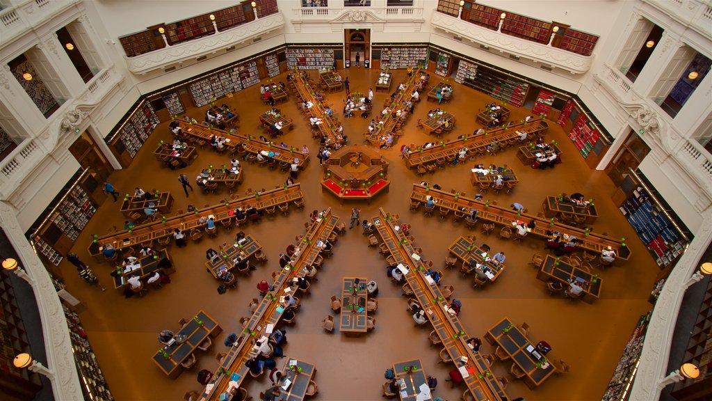 Biblioteca di Stato di Victoria mostrando edificio amministrativo, vista interna e architettura d\'epoca