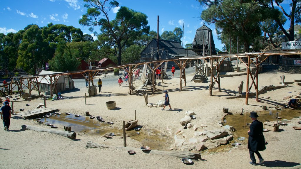 Sovereign Hill en ook een klein groepje mensen