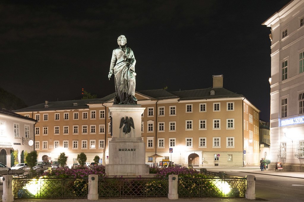 1620px-Salzburg_by_night_-_Mozartplatz_-_panoramio.jpg?1577193073