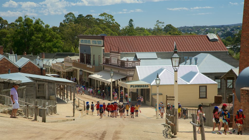 Sovereign Hill ofreciendo patrimonio de arquitectura y escenas urbanas y también un gran grupo de personas