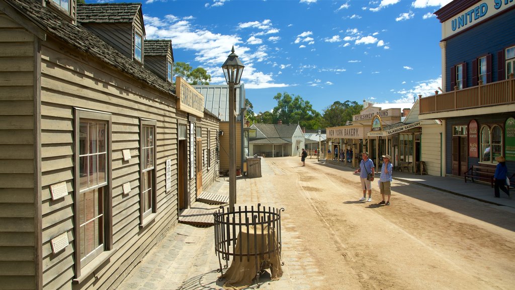 Sovereign Hill mostrando arquitectura patrimonial y imágenes de calles y también un pequeño grupo de personas