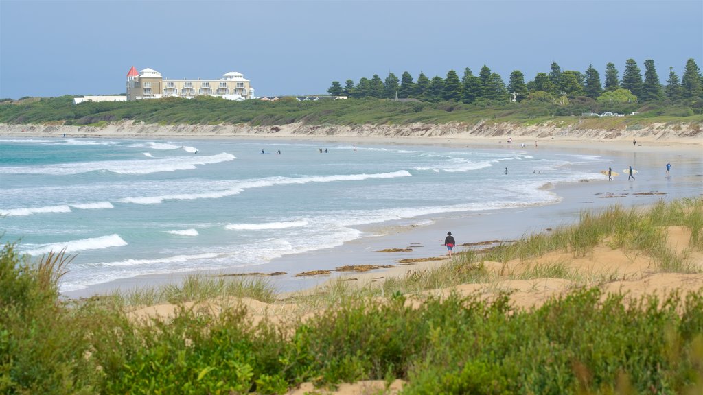 Warrnambool Beach mostrando una playa de arena, surf y una bahía o puerto