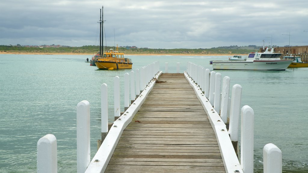 Plage de Warrnambool montrant baie ou port