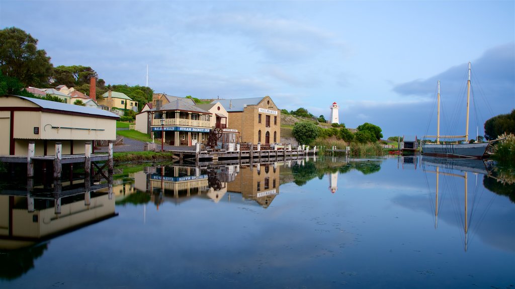 Flagstaff Hill Maritime Village ofreciendo una ciudad costera y una bahía o puerto