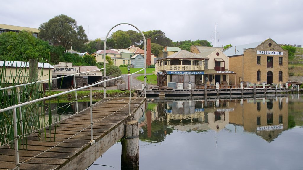 Villaggio marittimo di Flagstaff Hill che include baia e porto e località costiera