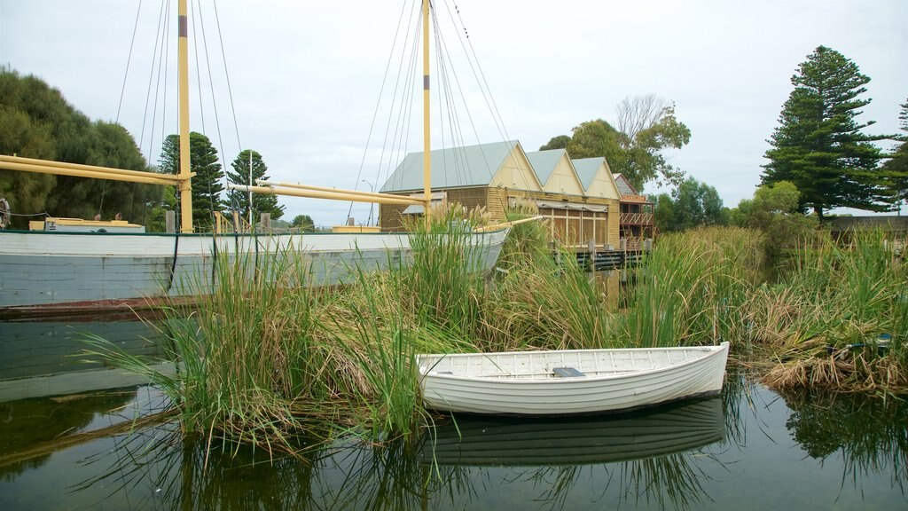 Flagstaff Hill Maritime Village which includes drinks or beverages