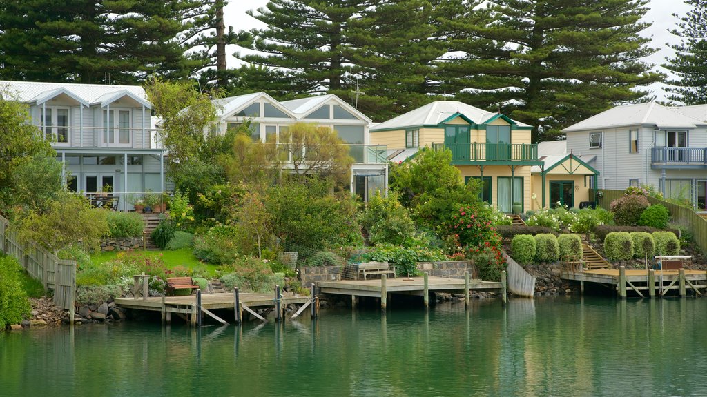 Port Fairy inclusief een rivier of beek en een huis