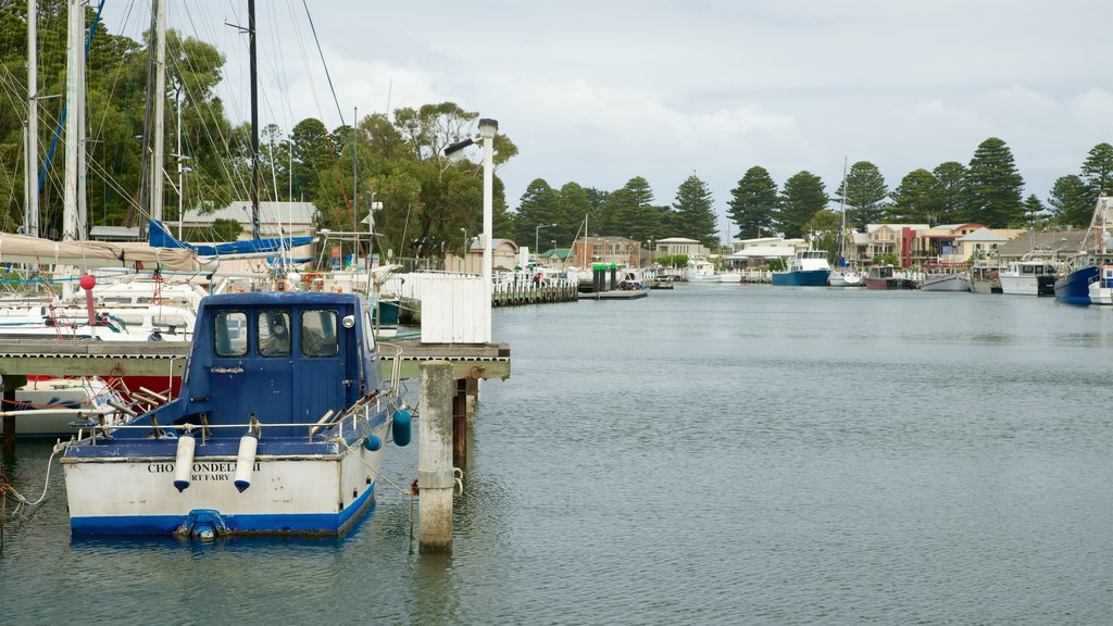 Port Fairy que incluye un río o arroyo y botes