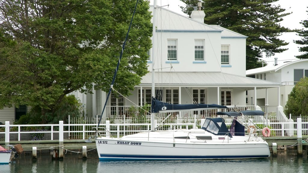 Port Fairy bevat een huis, varen en een rivier of beek