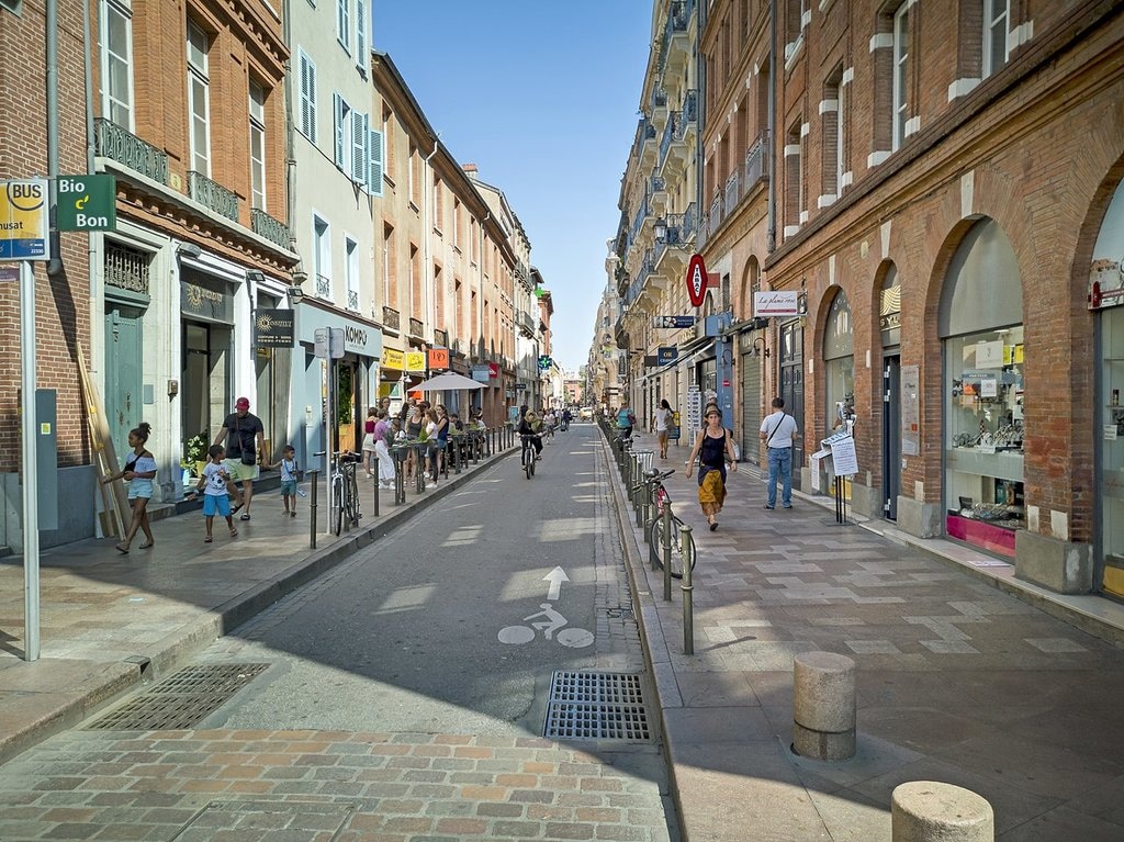 1280px-Rue_de_Re%CC%81musat_%28Toulouse%29__vue_de_la_place_du_Capitole_.jpg?1579162993