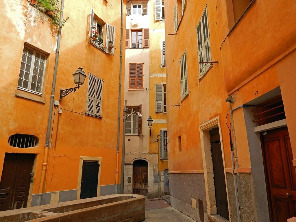 1280px-Rues_du_Vieux-Nice_Avril_2018a_07.jpg?1579167277