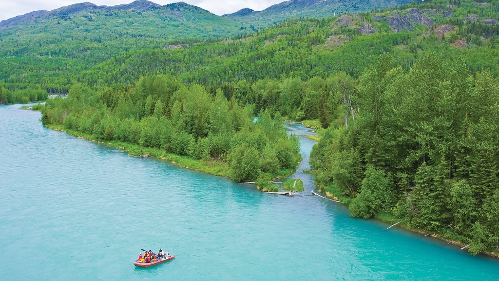 Península Kenai que incluye un lago o abrevadero, montañas y rafting