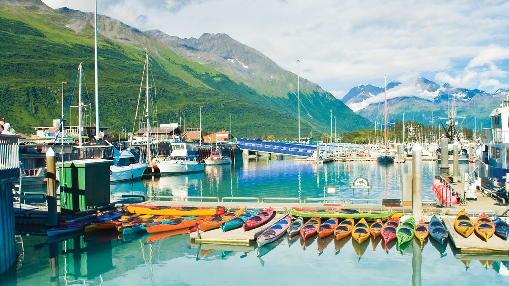 Valdez que incluye un club náutico, botes y montañas