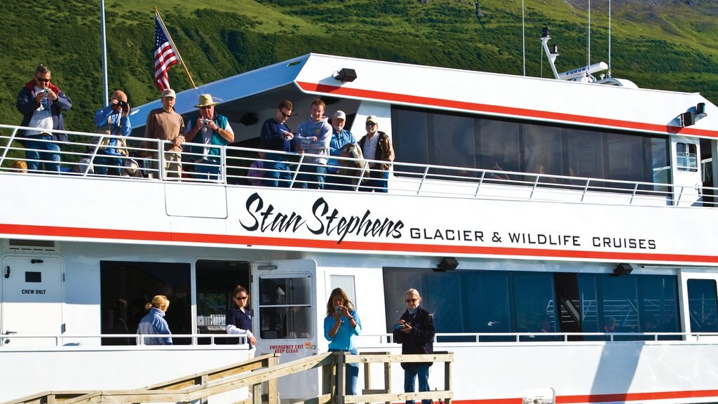 Valdez que incluye crucero y también un pequeño grupo de personas