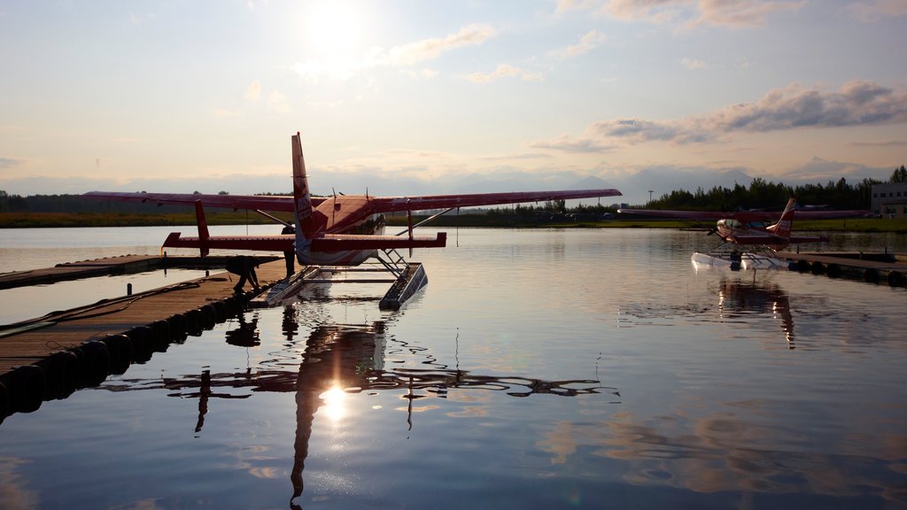 Kenai das einen Flugzeug, Sonnenuntergang und Bucht oder Hafen