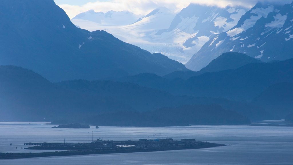 Homer presenterar berg, en hamn eller havsbukt och en solnedgång