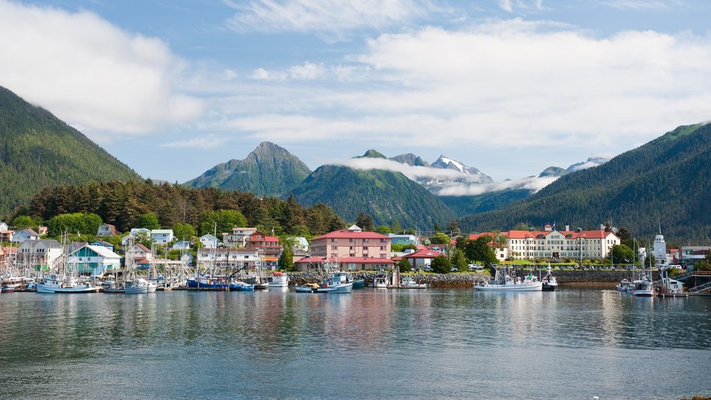 Sitka que incluye una ciudad costera, una bahía o puerto y montañas