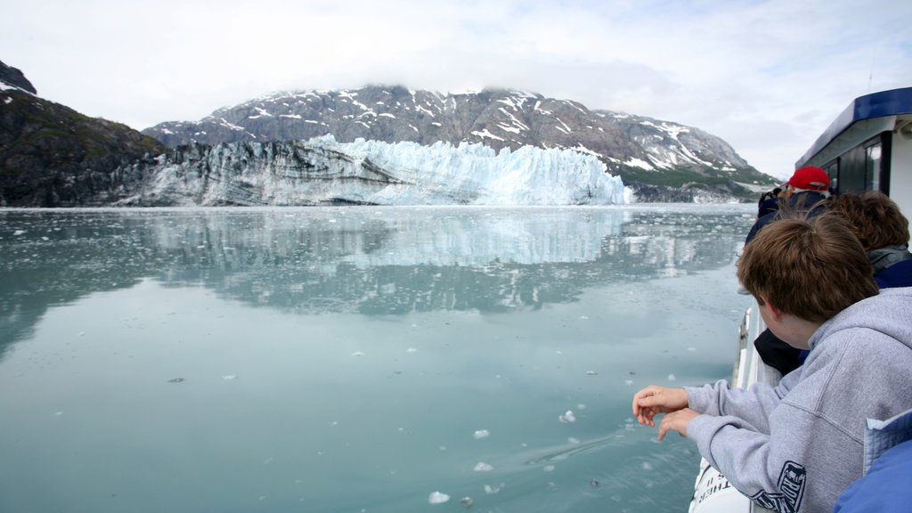 Glacier Bay National Park que inclui montanhas e uma baía ou porto assim como um pequeno grupo de pessoas