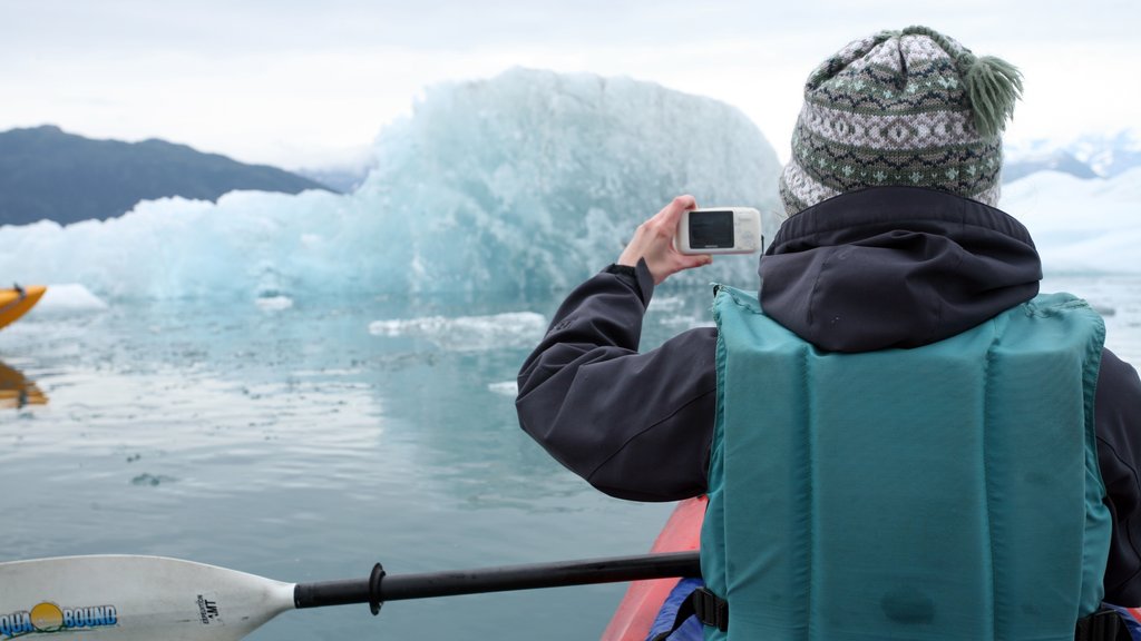 Península Kenai que incluye kayak o canoa y una bahía o puerto y también un hombre