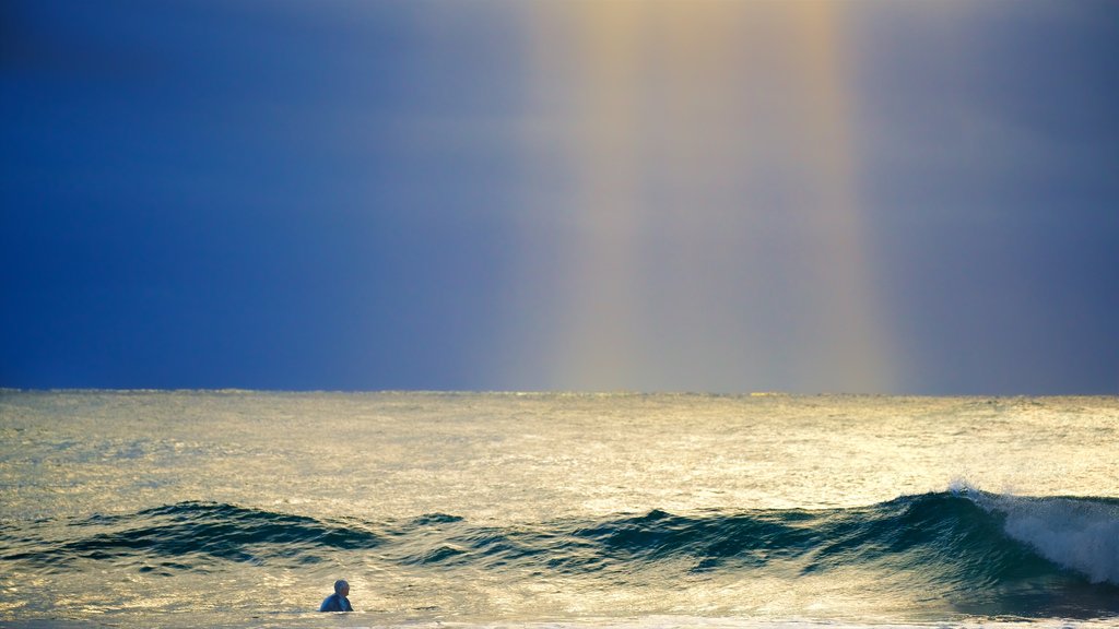 Blue Bay qui includes vagues et une baie ou un port