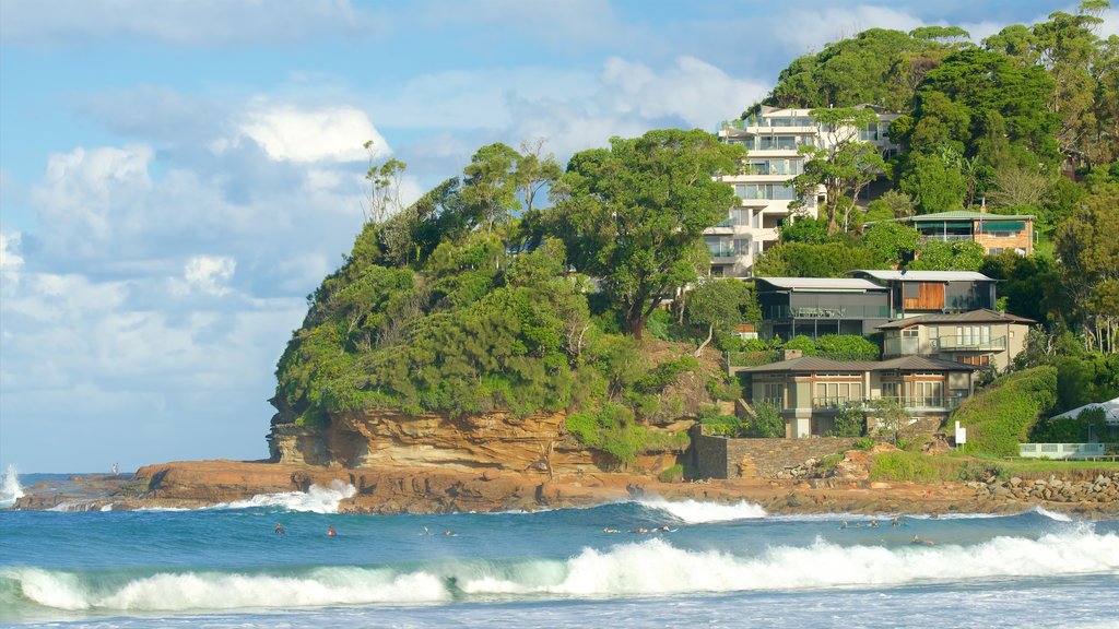 Avoca Beach som omfatter barsk kystlinje, bølger og en bugt eller havn