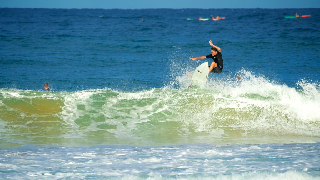 Avoca Beach ofreciendo surf y una bahía o puerto y también un hombre