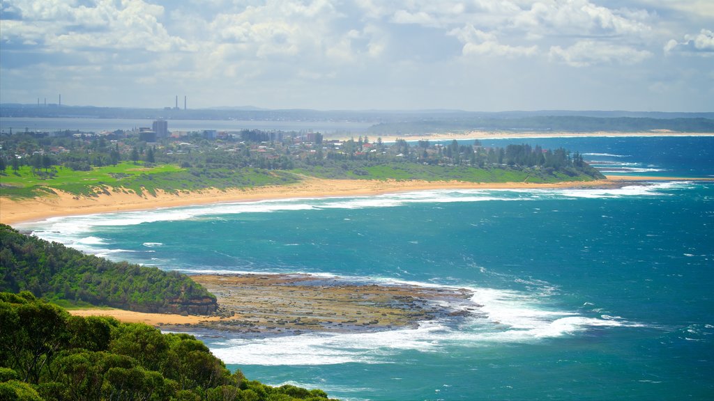 Parque nacional Wyrrabalong mostrando olas, una playa de arena y una bahía o un puerto