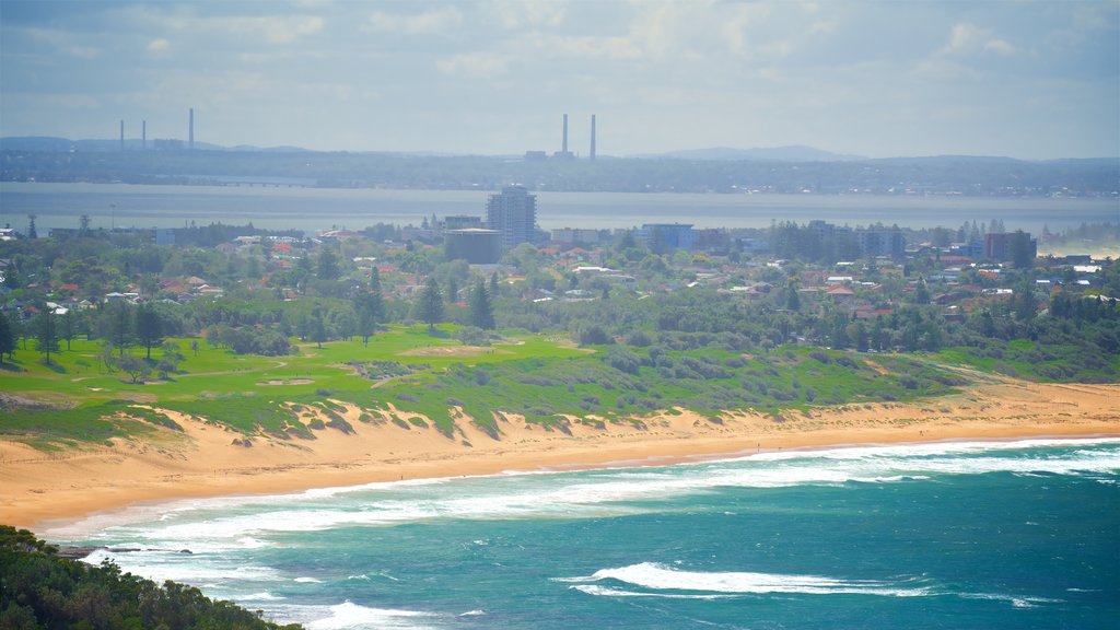 Wyrrabalong National Park toont een baai of haven, een kuststadje en een strand