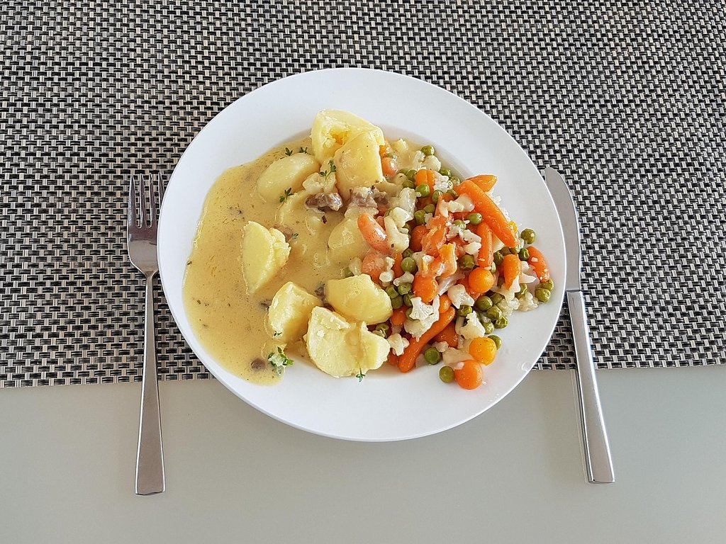 1280px-Leipziger_Allerlei_mit_Morchel-Kresse-Hollandaise___Kartoffeln.jpg?1579698509