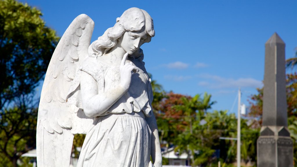 Cementerio de Cayo Hueso ofreciendo un cementerio y una estatua o escultura