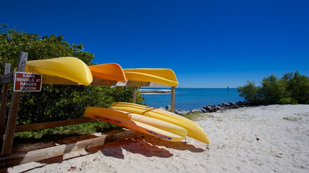 Parque estatal Curry Hammock mostrando kayaks o canoas, una playa y una bahía o un puerto