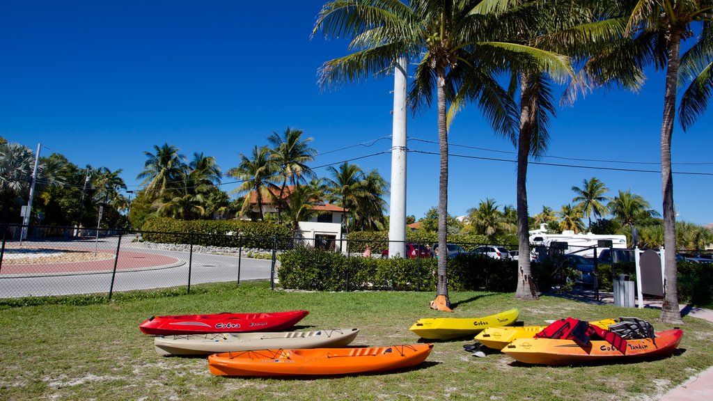 Sombrero Beach mostrando kayaks o canoas y vista general a la costa